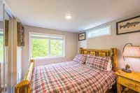 Rainforest Retreat Tiny Home: Fishing Cabin - balcony