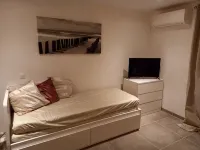 Cosy studio 2mn walk from the beaches small sea view
