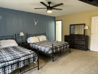 Family friendly townhouse minutes from Hunter Mountain! Hotels in Hunter