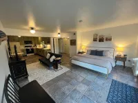 New listing! Modern ski retreat 2min to skiing! Dog friendly! 4bed3bath hottub