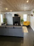 Beautiful cozy cottage 1 block from the lake and Oakwood hotel. - Homestays