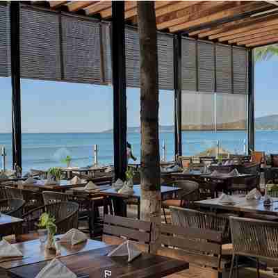 Condo Infront of the Beach Dining/Meeting Rooms