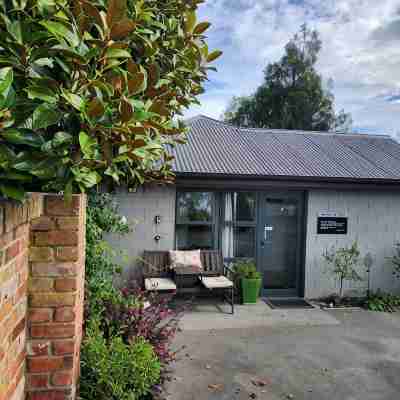 PUMPHOUSE APARTMENT- AIRPORT,spacious,private, warm, homely, family Hotel Exterior