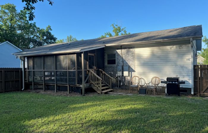 Hampstead 3 bedroom house close to Wilmington: 2 living rooms and Fenced in Yard