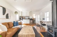 Charming Ballard Cottage Retreat with Cozy Fireplace - Tiny houses