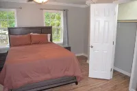 Suite Staycation: 2-story, 4BR/2BA, 2047sq ft home near hospitals & Ft. Novosel - Homestays
