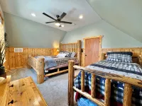Comfortable Cabin, 33 Miles to Ynp. WiFi, Fire Pit, Hot Tub, Pickleball Court. - Hytter