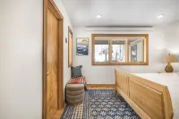Jackson Hole 2Br Condo Pool/Hot Tub/Tennis Basecamp for Yellowstone+Grand Teton - 4 ดาว