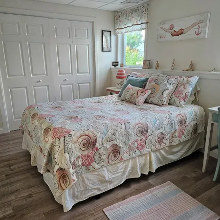 Guest Suite, 1 Bedroom, Living Room, Dining Area, Shower, Off Street Parking