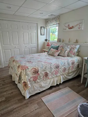 Guest Suite, 1 Bedroom, Living Room, Dining Area, Shower, Off Street Parking - Wifi