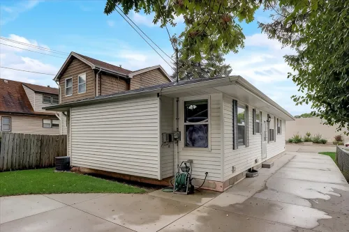 Modern 3 BR Minutes to WI Statefair, MKE Zoo, Brewers, & Hospital - พร้อมWifi