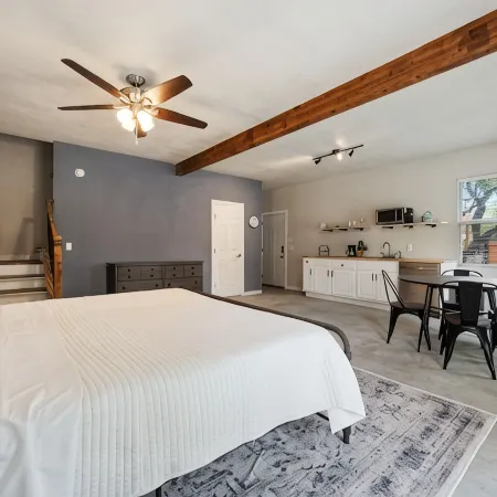 Pickleball, Heated pool, Hot tub, 2.5 Acres full of oaks