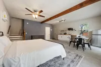 Pickleball, Heated pool, Hot tub, 2.5 Acres full of oaks - Boutique