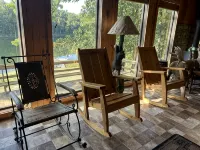 Peaceful secluded cabin nestled on 40 wooded acres overlooking  4 acre pond. - Homestays