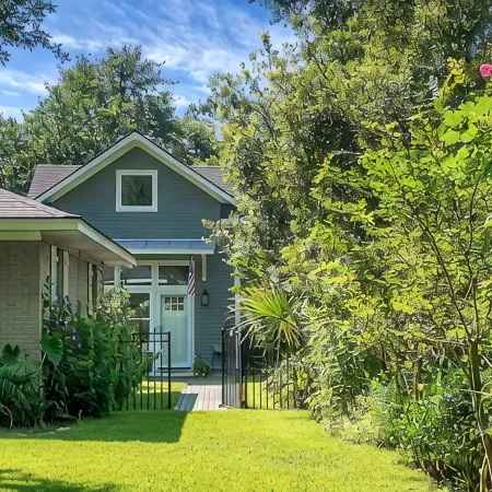 Charming cottage! Central to beach & downtown