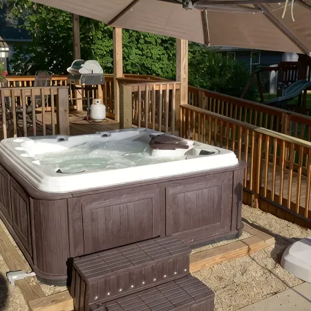 House of TarTar with Year Long Hot Tub Next to Adorable Downtown Valparaiso