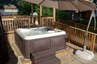 House of TarTar with Year Long Hot Tub Next to Adorable Downtown Valparaiso - 4-stjärniga