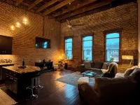 Loft the Heart of Downtown — Steps Away from Pickett, Una, Dining, Shops - Wifi