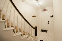 Cozy Updated Century Gem- Prime Location - Sleeps 10- Make Yourself at Home! - Bungalows
