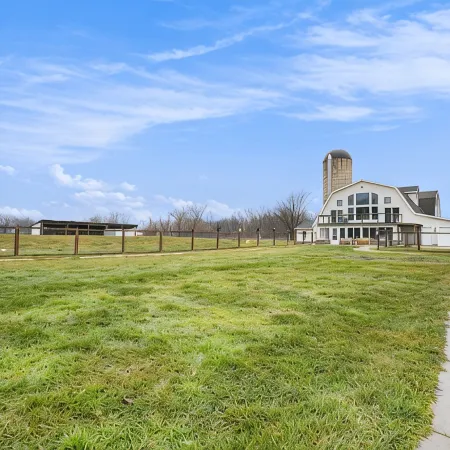 Barn Swallow – Spacious, Private First Floor in a Historic Dairy Barn
