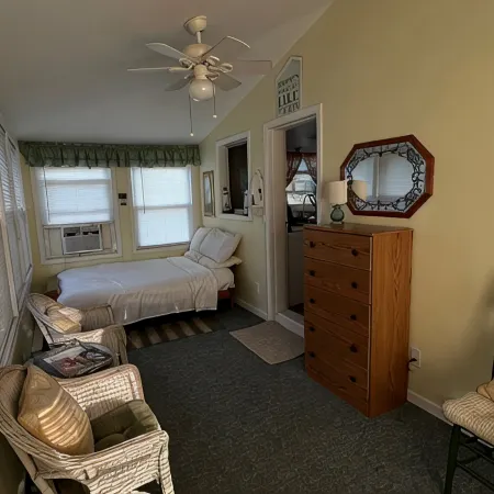 Lake Front Cabin on Seneca Lake.  Come Play in the Lake.Sleeps 8, 5 Beds