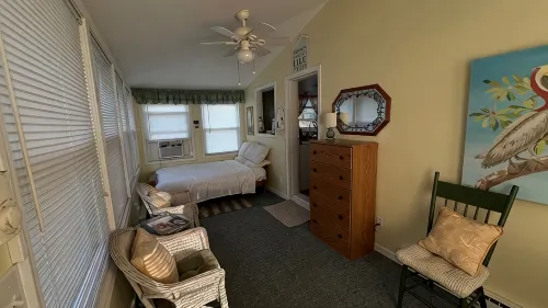 Lake Front Cabin on Seneca Lake.  Come Play in the Lake.Sleeps 8, 5 Beds - Hytter