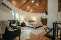 Couples Retreat, Lux, Hot Tub, Private, Peaceful, Magical, Creekside, Wildlife, - Wi-Fi
