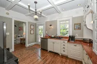 Stylish Cottage, Walkable to DT Geneva, pet friendly - 4-Star