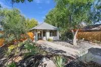 Downtown Craftsman with King Bed and Private Yard - Walk Everywhere - ブティック