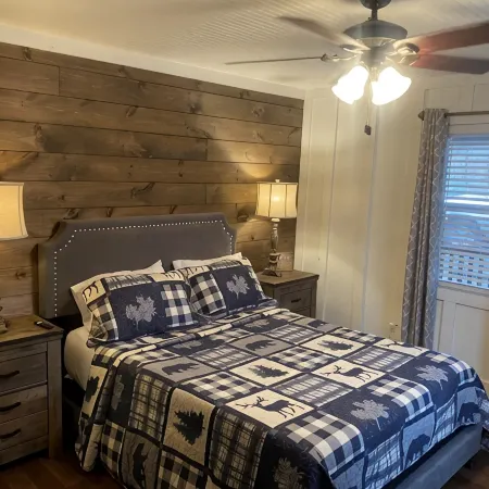 🌟Cozy Mountain Cottage w/ Hot Tub & Porch Swing Bed🌟