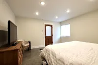 Urban & Hip Suite in the Warehouse District, Pets Allowed - 4-Star