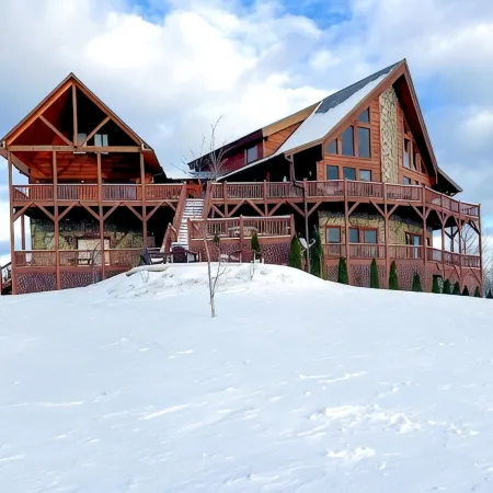 Prime Mountaintop Luxury Lodge, Spacious Outdoor Living. Amazing Views Sleeps 20