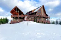 Prime Mountaintop Luxury Lodge, Spacious Outdoor Living. Amazing Views Sleeps 20 - 4-Star