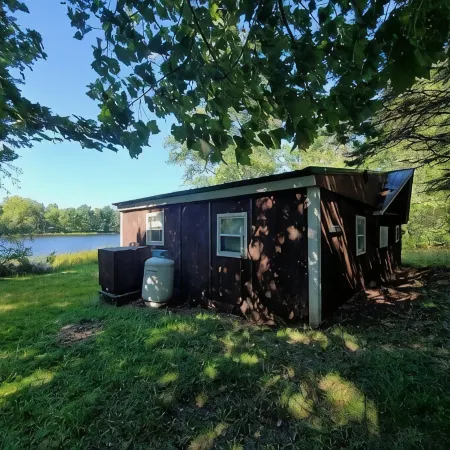Relaxing rustic cabin on the lake 25 feet from the shore.