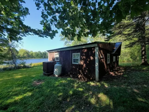 Relaxing rustic cabin on the lake 25 feet from the shore. - Hytter