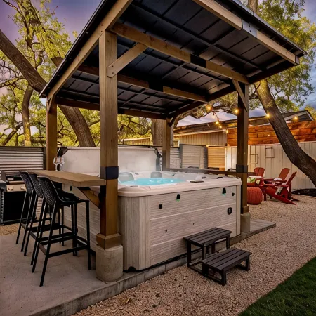 Heated Pool, MiniGolf, Karaoke, Game Room, Spa, 2mi to DT - SoCo Cowgirl