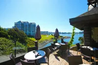 Spinnakers Brewpub & Guesthouses - Pet Friendly