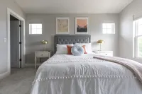 Luxury 3Br/4BA Townhome • Rooftop Deck, Porch • 5 Min to Downtown - balcony