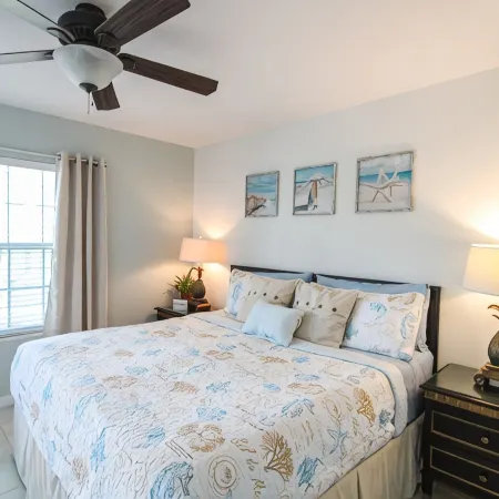 Luxury Beach House, Private Salt Pool. Walk to the Private Beach