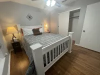 Pet Friendly, Private Bkyd 4 bedroom - balcony