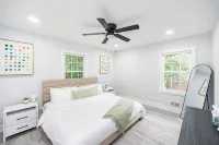 Spacious & Modern 10 Guest Retreat Near Downtown & North Hills w/ Fenced Yard - Bungalow