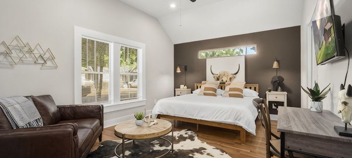 1930s Home, King bed, sleeps 8, Gameroom, walk to Main St Hotels in Tomball