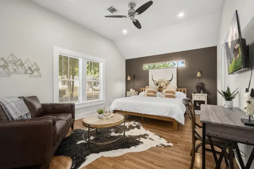1930s Home, King bed, sleeps 8, Gameroom, walk to Main St - 3-Star