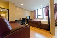 Dynasty Hotel and Suites New York LaGuardia Hotel - parking