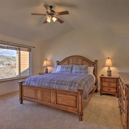 Luxury Town Home+Hot Tub! Mountain View, River/Lake front, close to Ski Resorts
