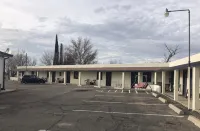 Rose's Motel - parking