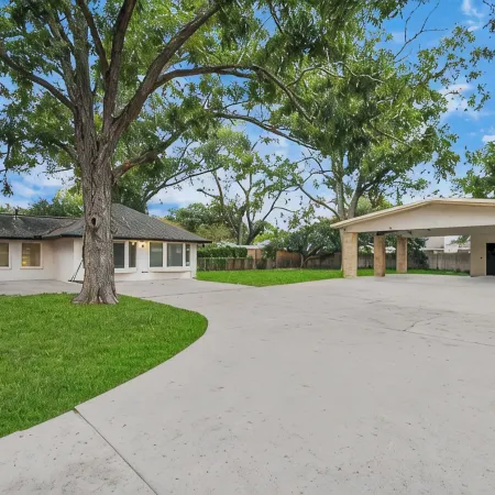Spacious Modern Cottage Perfect for Families & Pets ~ Gated Parking ~ Sleeps 9+