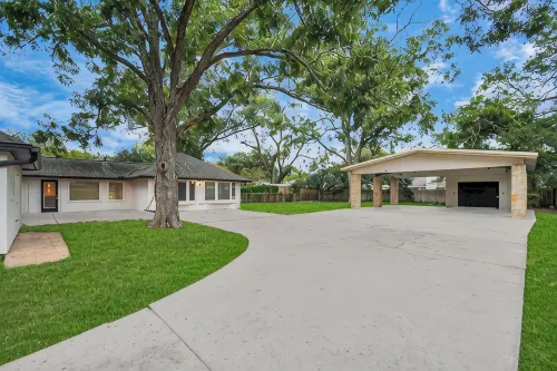 Spacious Modern Cottage Perfect for Families & Pets ~ Gated Parking ~ Sleeps 9+ - 4-Star