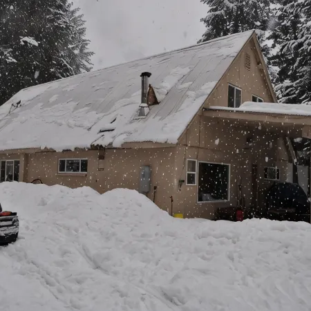 5 Bedroom House Sleeps 20 - Year round access!!