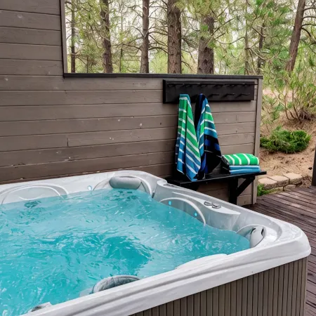 Peaceful modern oasis -walking distance to Village